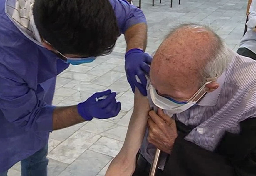 واکسیناسیون افراد بالای ۷۰ سال در شهر کرمان در مراکز سه گانه