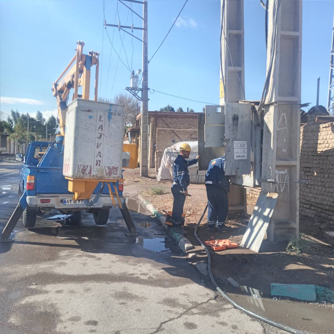 عملیات گسترده اقدام فراگیر تعمیرات و بهینه سازی شبکه توزیع برق شمال استان کرمان آغاز شد