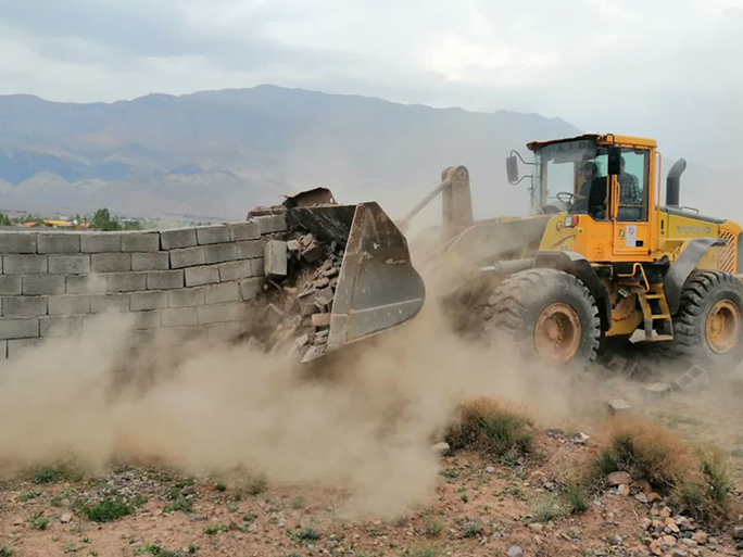 رفع تصرف و تخریب ساخت و سازهای غیرمجاز در ٢٠ هکتار از اراضی