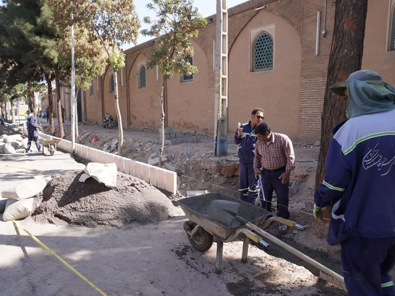 اجرای طرح‌های سنتی در مسیر پیاده‌روی مسجد امام‌خمینی(ره)