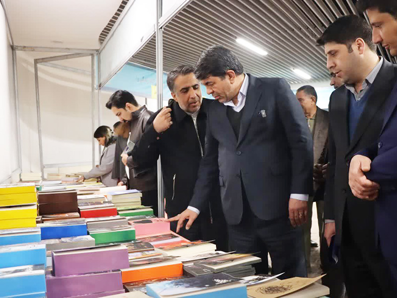 استاندار کرمان از نمایشگاه کتاب استان بازدید کرد