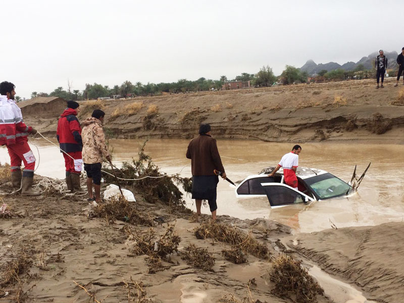 تلاش امدادگران هلال احمر برای جست و جوی مفقودین قلعه گنج