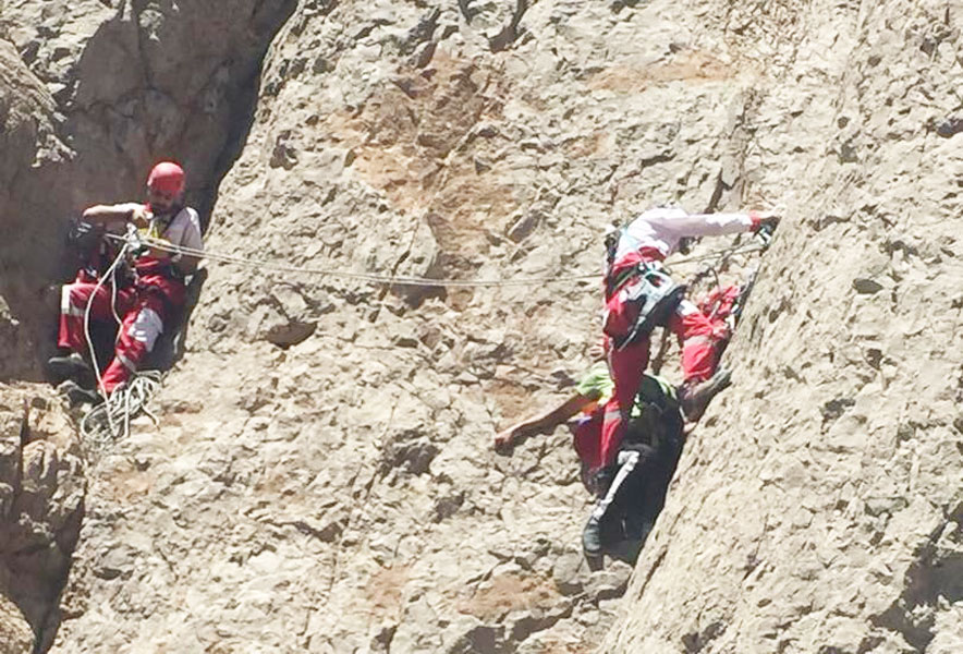 هشت ساعت عملیات امدادونجات برای نجات جان ۳ کودک در کوه های صاحب الزمان کرمان