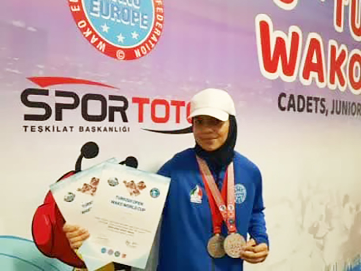 کسب دو مدال نقره توسط دانش آموز کرمانی در مسابقات جهانی کینگ بوکس