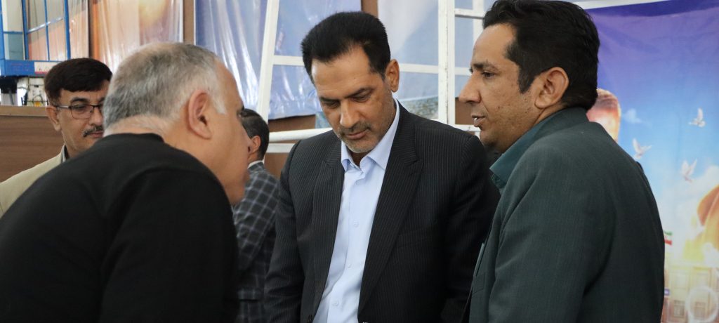 برپایی میز خدمت اداره کل آموزش و پرورش در نماز جمعه کرمان