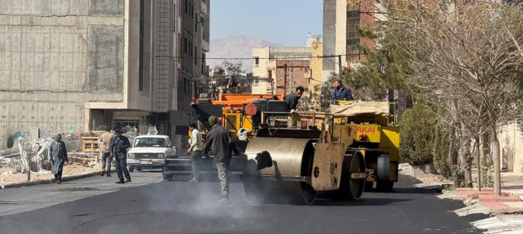 آغاز روکش آسفالت بزرگراه آیت‌الله خامنه‌ای و تداوم عملیات اجرای روکش آسفالت معابر شهر