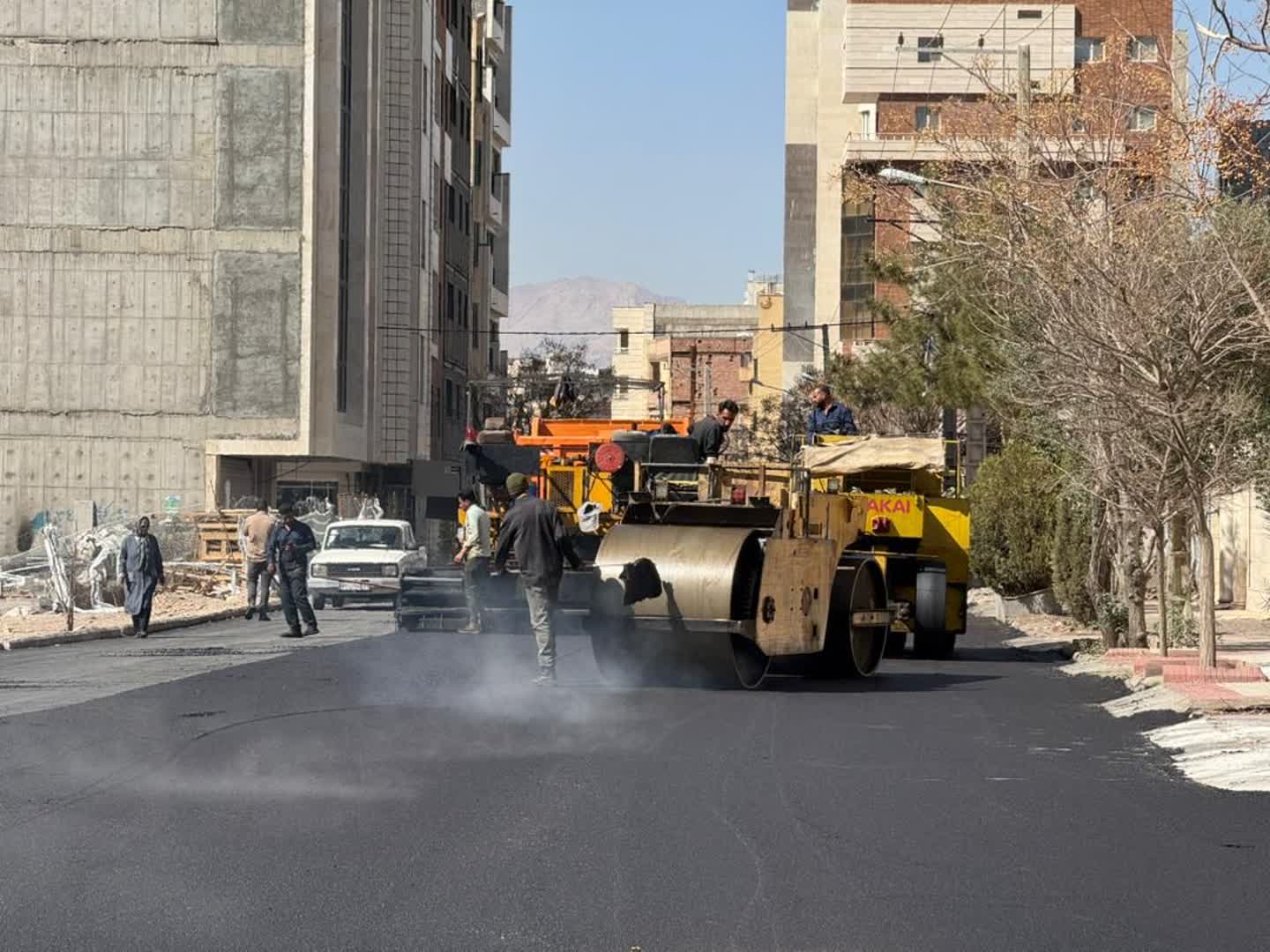 آغاز روکش آسفالت بزرگراه آیت‌الله خامنه‌ای و تداوم عملیات اجرای روکش آسفالت معابر شهر